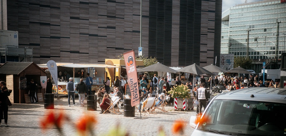 Street food market with food trucks and crowd at Oberhafen during Gaumen Disco.