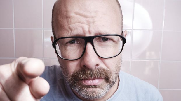 Patrick Rüther von der Agentur Tellerrand blickt ernst in die Kamera und zeigt direkt nach vorn.