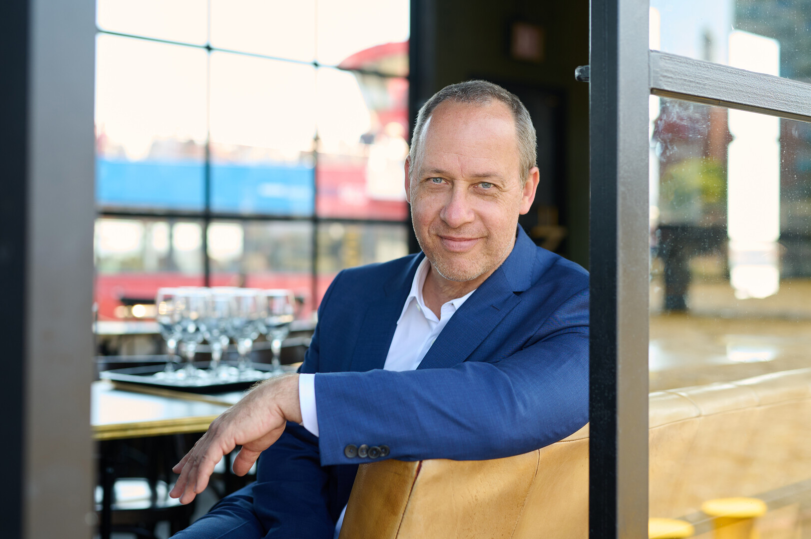 Michael Otremba, Geschäftsführer der Hamburg Tourismus GmbH, sitzt entspannt im Restaurant am Fenster.